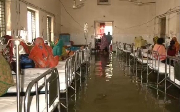কুমিল্লায় হাসপাতাল কক্ষে ঢুকল বৃষ্টির পানি, ভোগান্তিতে রোগীরা